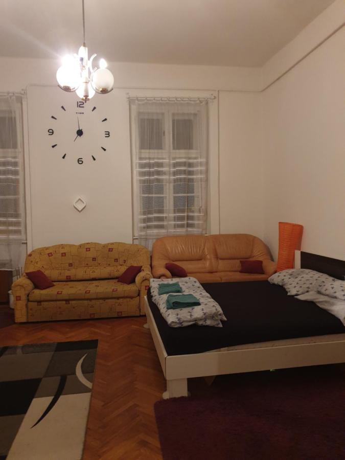 Izisz Debrecen Buitenkant foto