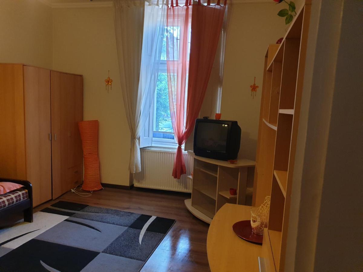 Izisz Debrecen Buitenkant foto