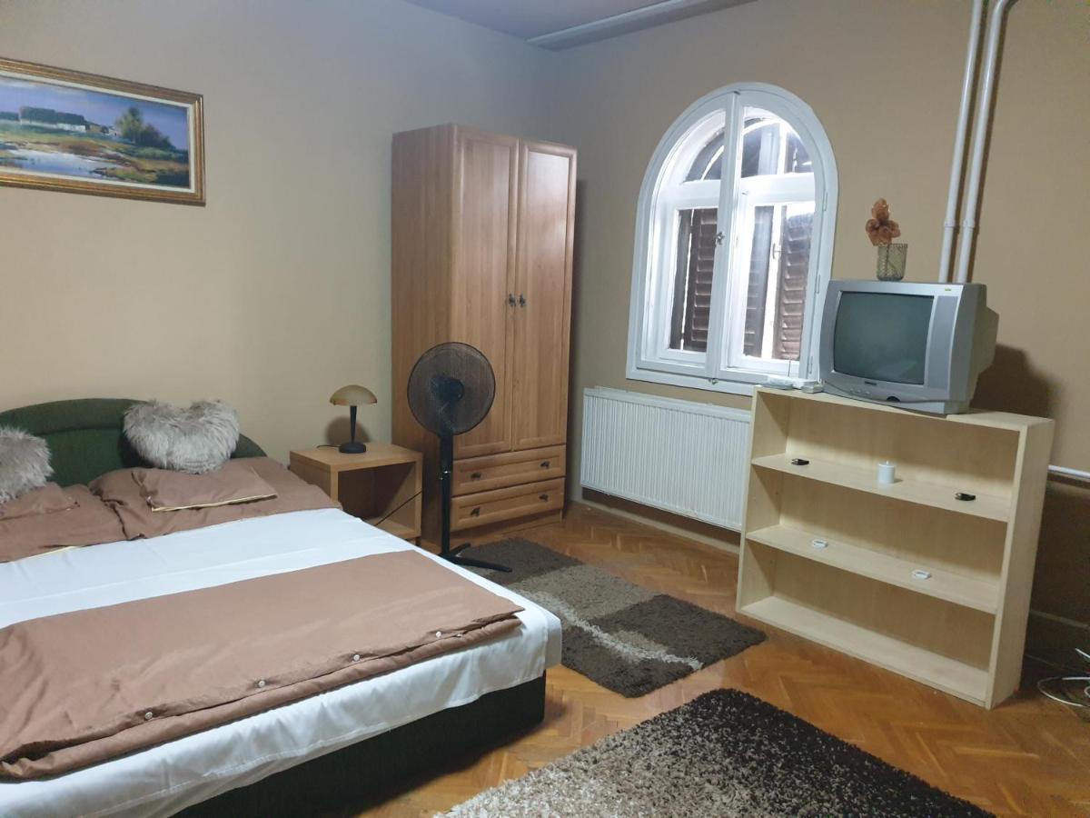 Izisz Debrecen Buitenkant foto